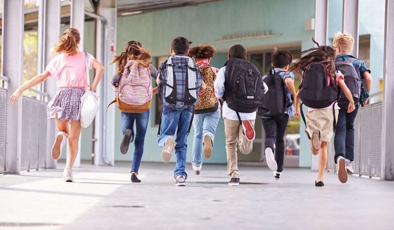 Azi începe vacanța de toamnă a anului școlar 2025-2026! Când vor reveni elevii în bănci